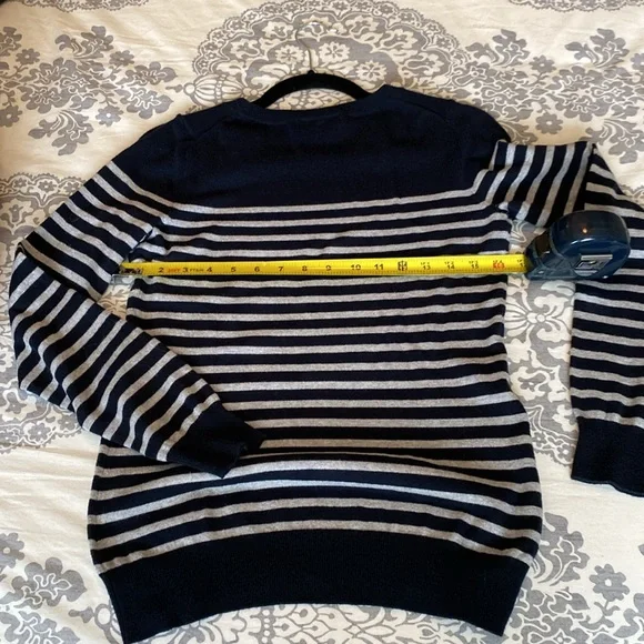 Banana Republic sweater size small. - Picture 3 of 4